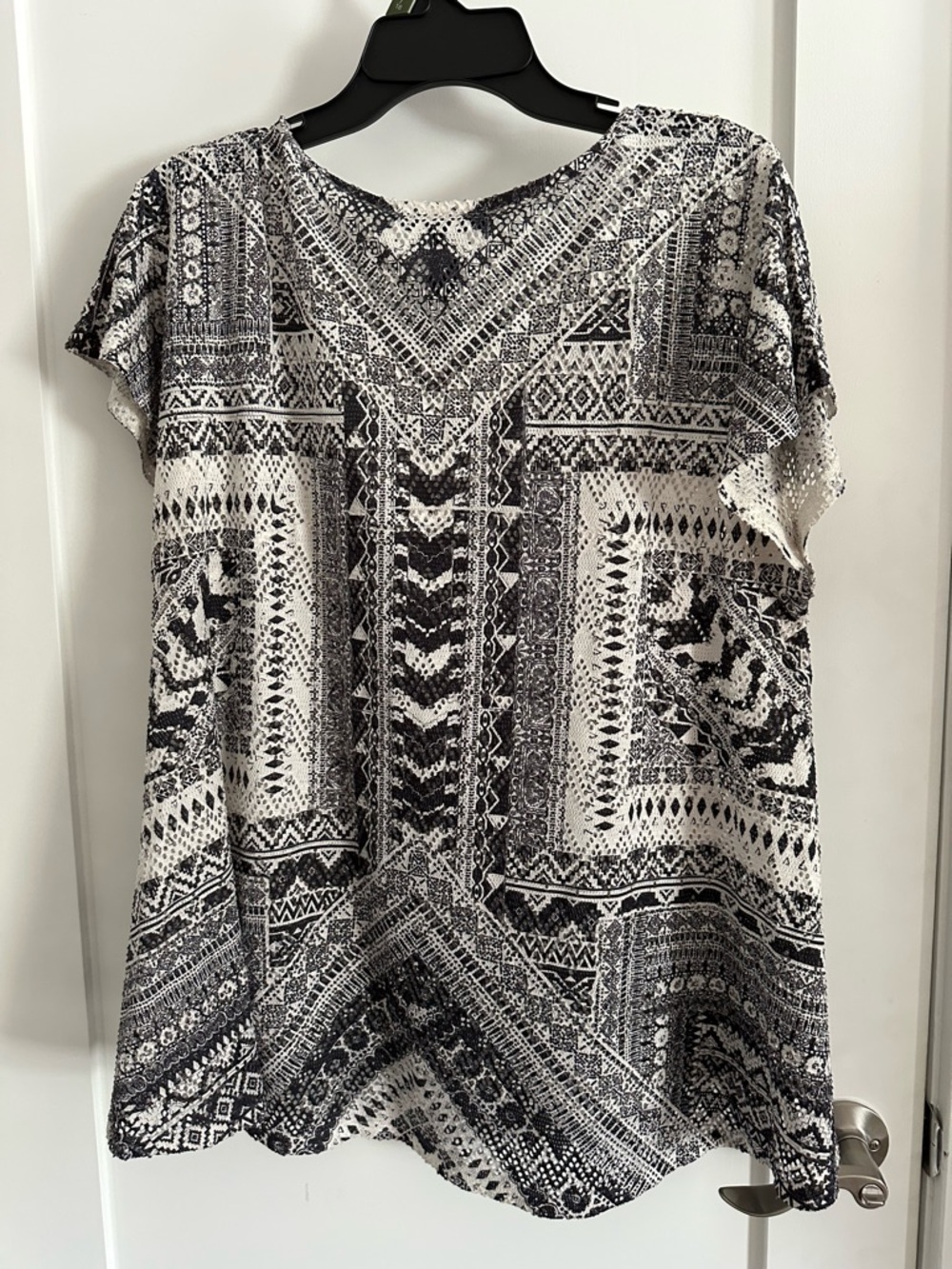 Style & Co. Black and White Geometric Print Short Sleeve Blouse - Picture 3 of 3